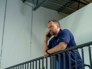 Membre de l’équipe de Construction CRSD prêt à offrir un service professionnel de rénovation après sinistre à la clientèle.