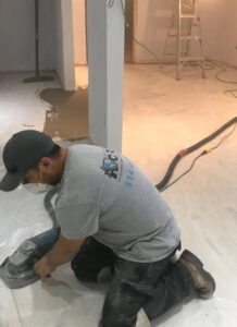 Membre de l’équipe de Construction CRSD travaillant sur une rénovation après sinistre.